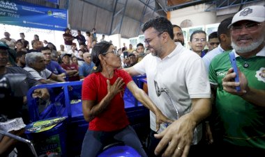 Em Rio Preto da Eva, governador Wilson Lima entrega cartões do Auxílio Estadual e novos equipamentos para o setor primário
