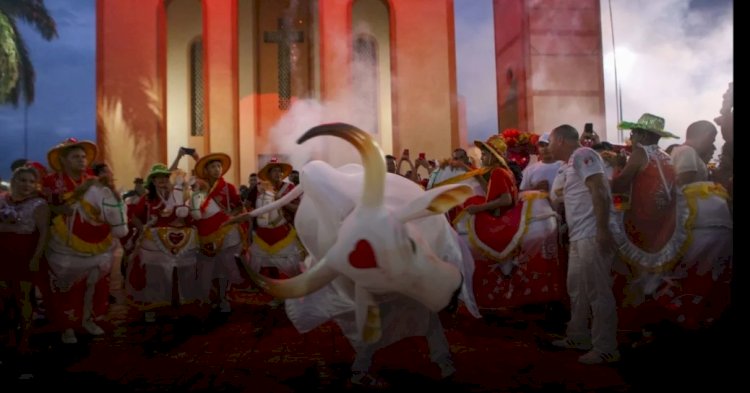 51ª Alvorada do Boi Garantido promete reunir multidões e transformar as ruas de Parintins em um rio vermelho e branco